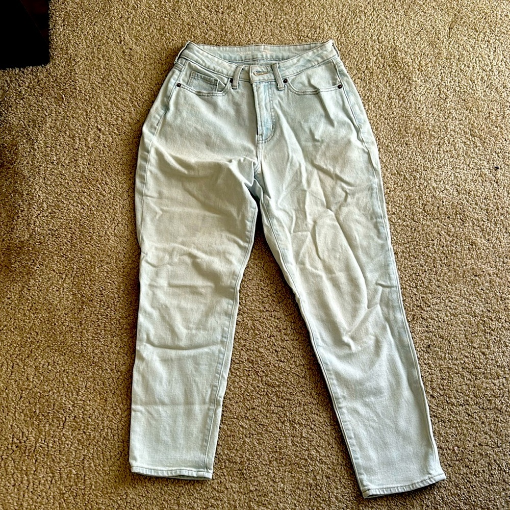 Old Navy High Rise Curvy O.G. Straight Jeans
Light Wash